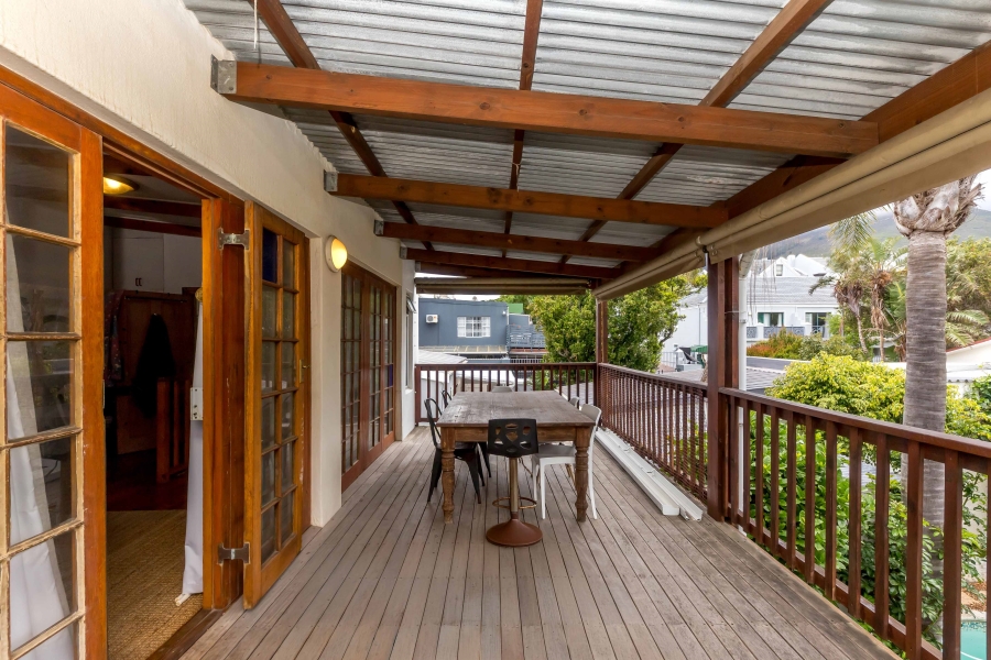 To Let 4 Bedroom Property for Rent in Vredehoek Western Cape